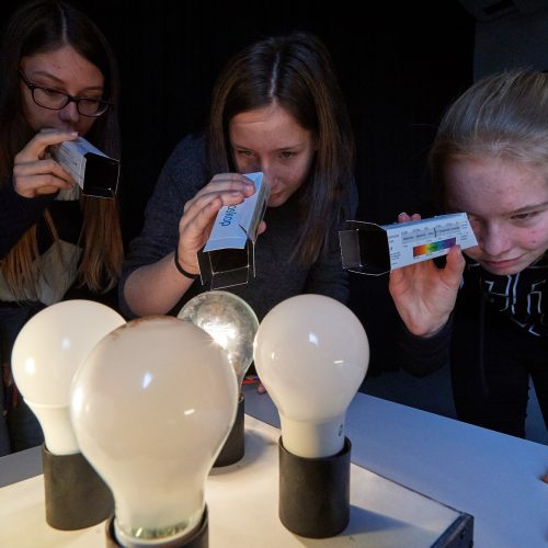 2017: Schülerinnen aus Reiden (LU) erforschten verschiedene Lichtquellen mittels Spektroskop.