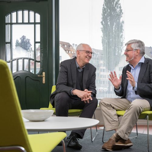 2017: Der stellvertrende Rektor Michael Zutavern (links) und Rektor Hans-Rudolf Schärer im Gespräch.