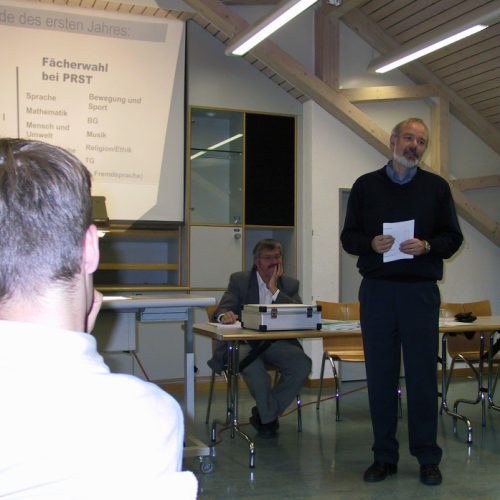 2002: Noch vor dem eigentlichen Startschuss führeen Michael Fuchs (stehend) und Hans-Rudolf Schärer (sitzend) eine erste Infoveranstaltung für die PHZ durch.
