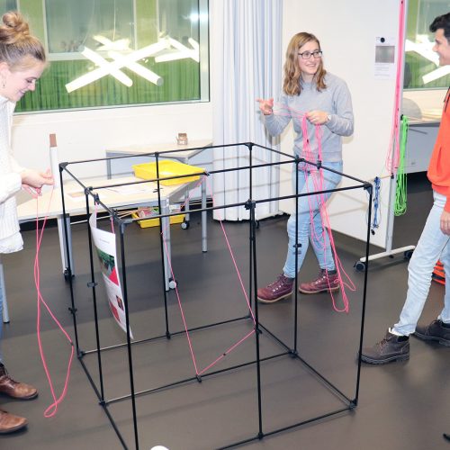 2019: Studierende bauen einen Parcours mit 3D-Modellen in der Lernwerkstatt auf.