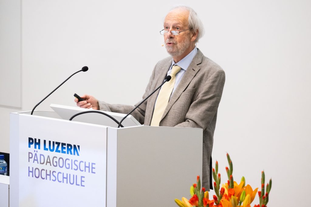 Prof. Dr. Kurt Reusser lieferte einen Rückblick, einen Einblick und einen Ausblick für die PH Luzern.